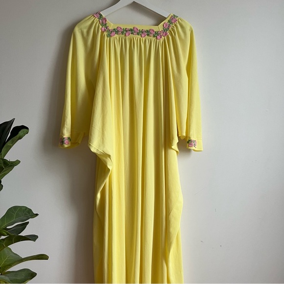 Vintage Linda Montréal Nylon Nightgown Yellow Flowers Embroidery One Size - Picture 3 of 15